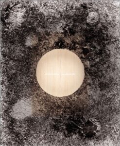 Jacek Hajnos OP, „Eucharystia”, 2020, drewno, pleksi, tusz, 9 x 13 cm.